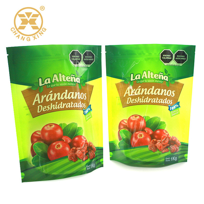 La chiusura lampo del mirtillo del lampone della fragola della frutta sta sul sacchetto per alimento liofilizzato