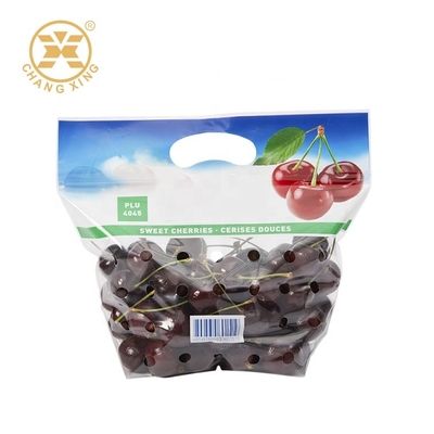 La maniglia antinebbia dell'uva trasparente sta sul sacchetto con l'imballaggio della frutta fresca della chiusura lampo VMPET